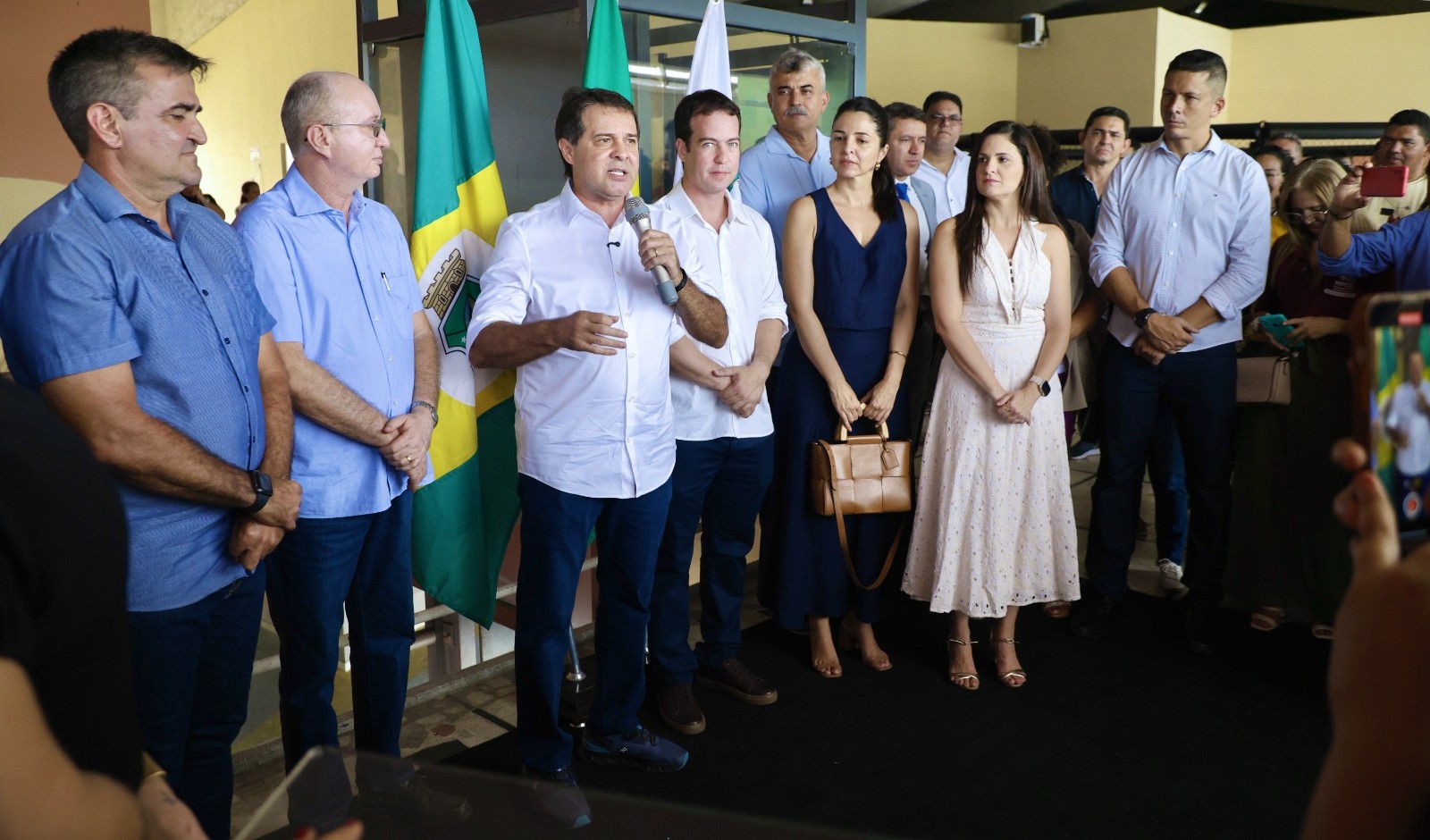 grupo de pessoas em pé